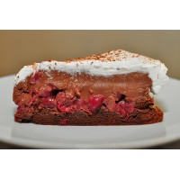 Čokoladna torta s višnjama i šlagom (bez brašna)